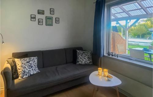 un salon avec un canapé et une table dans l'établissement Beautiful Apartment In Nexø With Sauna, à Strandby Gårde
