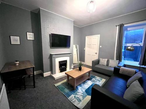 Μια τηλεόραση ή/και κέντρο ψυχαγωγίας στο 2 Bedroom Home With Free Parking