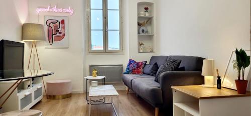 un salon avec un canapé et une table dans l'établissement “ BonJour” Au cœur et au calme, à Cannes