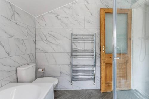 Bilik mandi di Homey And Spacious 3 Br House For Large Group
