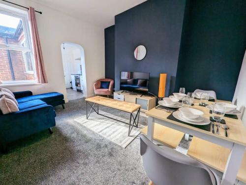 Ruang duduk di Enjoy A Spacious 3 Br W Your Family And Friends