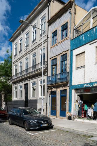 Charming Central Flat Vibrant Decor Metro AC in Porto
