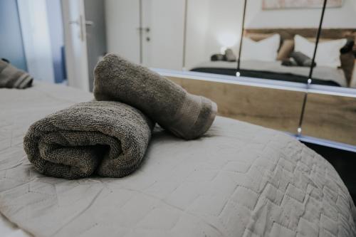 Ένα ή περισσότερα κρεβάτια σε δωμάτιο στο Apartman M's