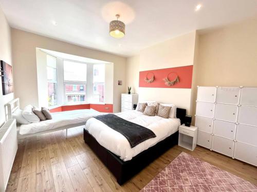 a bedroom with a large bed and a large window at 3 Bdrm Home 10mins From The City in Heaton