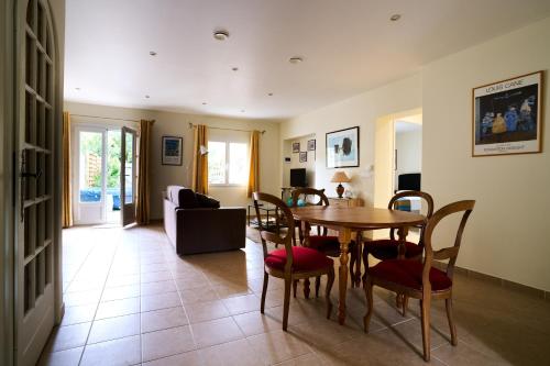 un salon avec une table et des chaises de salle à manger dans l'établissement Maison familiale avec jacuzzi, quartier calme, à Avignon