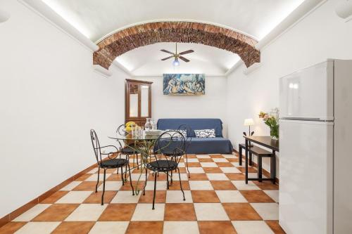 ローマにあるCampitelli 9 - Loft in Ancient Romeのテーブルとソファのあるリビングルーム