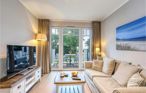 ein Wohnzimmer mit Sofa und Fernseher in der Unterkunft Baltischer Hof Apartment 42 in Boltenhagen