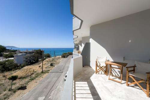 una casa bianca con vista sull'oceano di Karystos Mare Apartments a Karistos