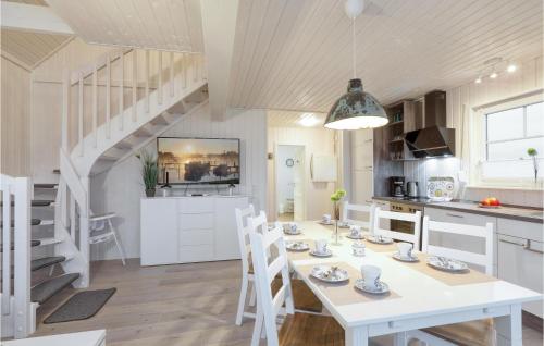 Amazing Home In Zerpenschleuse With 2 Bedroomsにあるキッチンまたは簡易キッチン