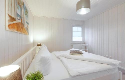 Amazing Home In Zerpenschleuse With 2 Bedroomsにあるベッド