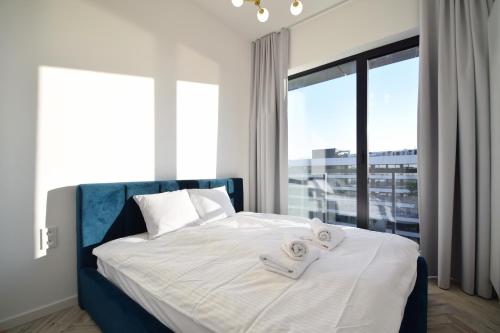 una camera da letto con un letto con asciugamani sopra di RentPlanet - Apartamenty Shellter a Rogowo