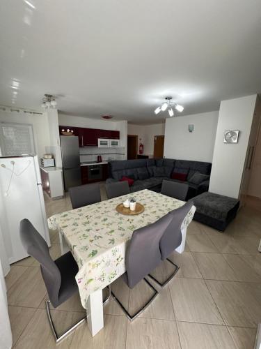 Luxury 3 bedroom apartment with sea view