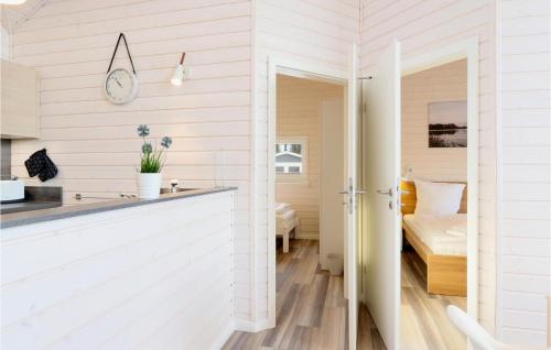 a kitchen with a counter and a bed in a room at Lovely Home In Krems Iiwarderbrück in Göls