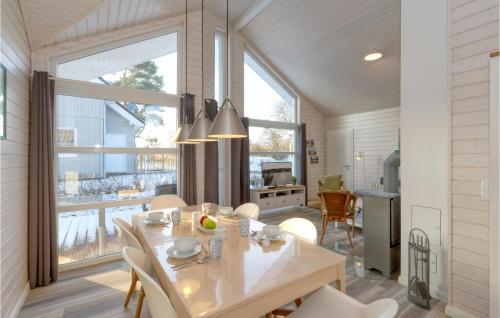 a dining room and kitchen with a table and chairs at Lovely Home In Krems Iiwarderbrück in Göls