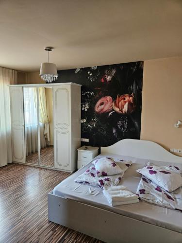 a bedroom with a bed with a painting on the wall at Castello in Baile Felix