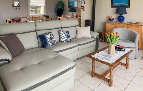 ein Wohnzimmer mit Sofa und Tisch in der Unterkunft Nice Home Saint Germain in Saint-Germain-sur-Ay