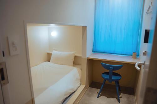 Postel nebo postele na pokoji v ubytování SEKAI HOTEL Takaoka