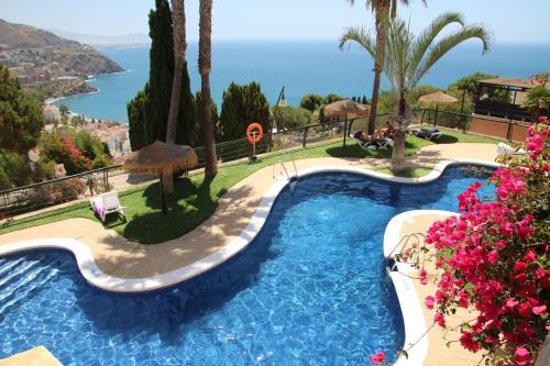 una piscina con vista al mar en Villa Vista Almuñécar, en Granada