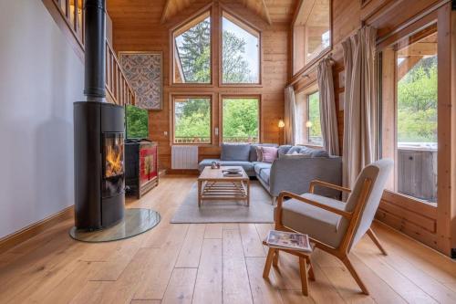 Photo de la galerie de l'établissement Chalet Les Granges - 4 Bedrooms with Jacuzzi and BBQ - By Cozee Rentals, aux Houches