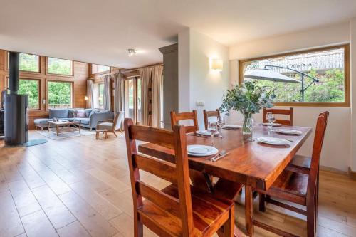 Photo de la galerie de l'établissement Chalet Les Granges - 4 Bedrooms with Jacuzzi and BBQ - By Cozee Rentals, aux Houches