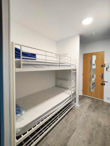 Cette chambre dispose d'un dressing avec des lits superposés. dans l'établissement Chez Clo! Studio tout équipé jusqu'à 4 personnes, à Port-la-Nouvelle