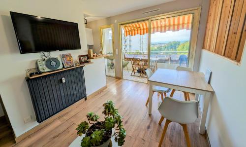 un salon avec une table à manger et une télévision dans l'établissement Ref VAL from Palmes dProperties, à Cagnes-sur-Mer