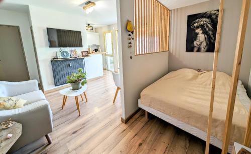 une chambre avec un lit et un salon dans l'établissement Ref VAL from Palmes dProperties, à Cagnes-sur-Mer