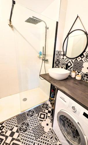 une salle de bain avec douche et machine à laver dans l'établissement Ref VAL from Palmes dProperties, à Cagnes-sur-Mer