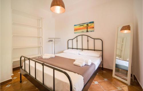 Ένα ή περισσότερα κρεβάτια σε δωμάτιο στο Beautiful Home In Torre Colonna-Sperone