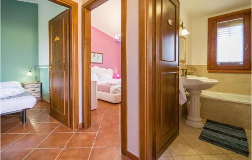 Ένα ή περισσότερα κρεβάτια σε δωμάτιο στο Beautiful Home In Torre Colonna-Sperone