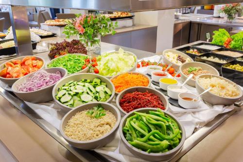 a buffet of different types of vegetables on a counter at Marins Playa in Cala Millor