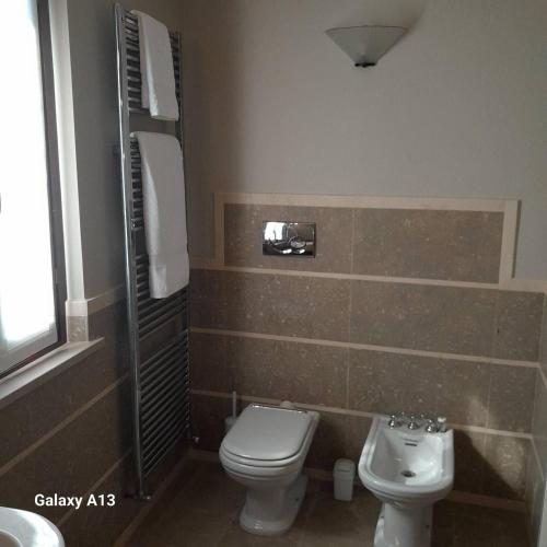 明乔河畔的瓦雷奇奥Casa Magnolia的带马桶和水槽的浴室