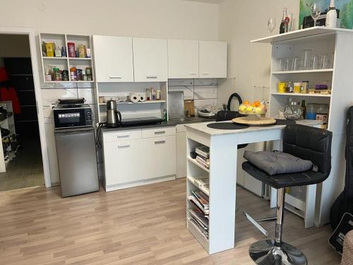 Kuchyň nebo kuchyňský kout v ubytování Komplett neu eingerichtet