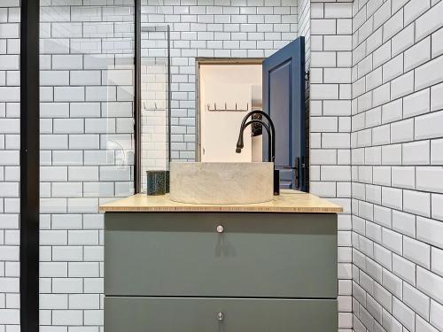 une salle de bain avec un lavabo et un miroir dans l'établissement Appartement Lumineux - Vue Notre-Dame de la Garde - Les Frères de la Loc', à Marseille