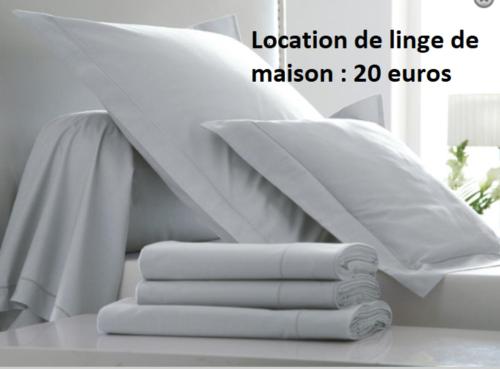 une pile d'oreillers blancs assis sur une table dans l'établissement Réve de mer au marin land, à La Grande Motte