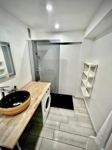 une salle de bain avec un lavabo et une machine à laver dans l'établissement Grand appartement proche palais, à Cannes