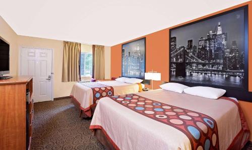 Ένα ή περισσότερα κρεβάτια σε δωμάτιο στο Super 8 by Wyndham Siloam Springs