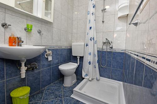 ein Badezimmer mit Toilette, Waschbecken und Dusche in der Unterkunft Apartments Dulabic in Poreč