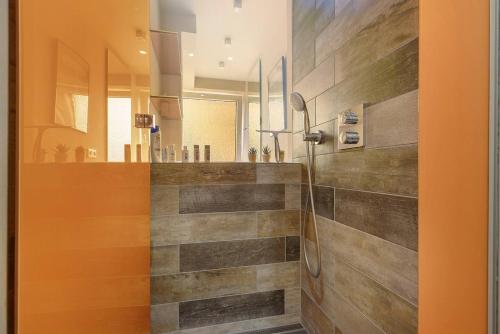 ein Badezimmer mit Dusche und Waschbecken in der Unterkunft M&M Living in Hannover City in Hannover