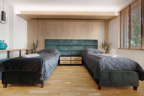 ein Schlafzimmer mit zwei Betten in einem Zimmer in der Unterkunft M&M Living in Hannover City in Hannover