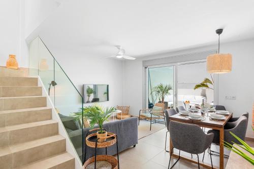 un soggiorno con scala e una sala da pranzo di MEDANO4YOU Tenerife Breeze a El Médano