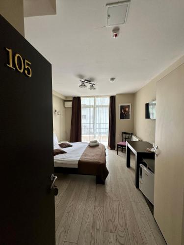 Ένα ή περισσότερα κρεβάτια σε δωμάτιο στο Lion's Hotel