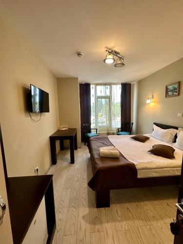 Ένα ή περισσότερα κρεβάτια σε δωμάτιο στο Lion's Hotel
