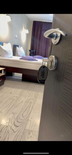 Ένα ή περισσότερα κρεβάτια σε δωμάτιο στο Lion's Hotel