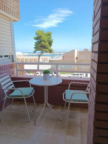 a patio with a table and chairs on a balcony at Casa Emma Vinaròs in Vinarós