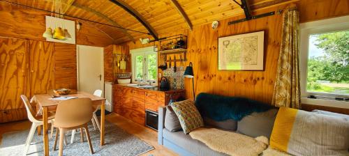 Η κουζίνα ή μικρή κουζίνα στο Pipowagen in Drenthe aan het Dwingelderveld