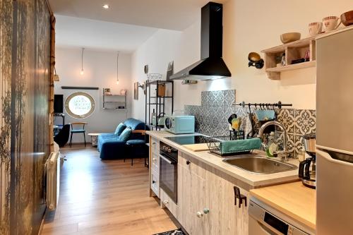 une cuisine avec un évier et un plan de travail dans l'établissement La Ligne Bleue des Vosges - Appt proche des pistes, à La Bresse