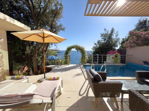 Piscina a Vila Nadja SEAFRONT o a prop