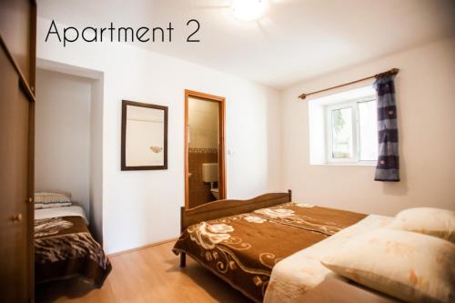 ロパールにあるApartment in Lopar with sea view, terrace, Wi-Fi, washing machine (186-2)のベッド2台と窓のある寝室