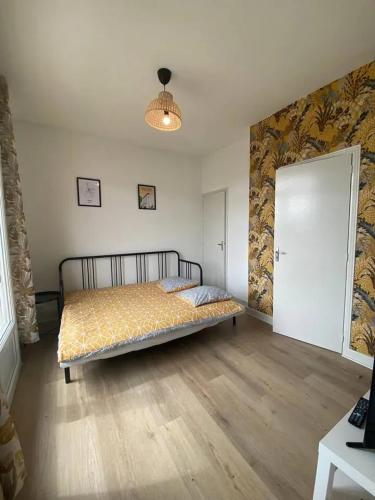 une chambre avec un lit dans le coin d'une pièce dans l'établissement Charmant appartement à Vichy 21 m² avec balcon et vue sur la ville, à Vichy